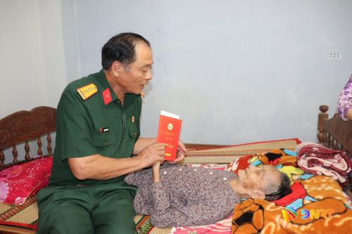 Chủ tịch Hội Cựu chiến binh thành phố Trương Chí Lăng tặng quà cho Bà mẹ Việt Nam anh hùng Đỗ Thị Chi (xã Chiên Đàn). Ảnh: XUÂN PHƯỚC
