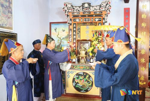 Đội học trò lễ trong lễ tế truyền thống. Ảnh: NGỌC HÀ