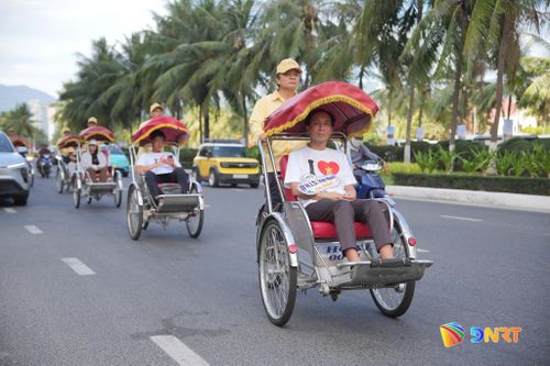 Du khách trải nghiệm Đà Nẵng thông qua hành trình trên chiếc xích lô. Ảnh: NGỌC HÀ