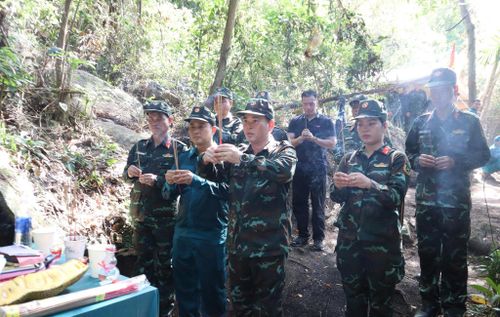 Lực lượng tìm kiếm dâng hương sau khi hài cốt liệt sĩ được tìm thấy. Ảnh: Bộ Chỉ huy Quân sự thành phố