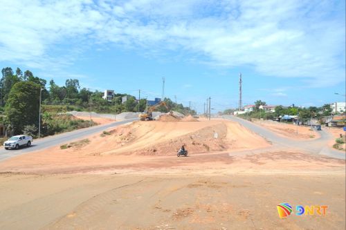 Phía tây của cầu vượt cao tốc sẽ kết nối liên hoàn với Dự án nâng cấp, mở rộng quốc lộ 14B đang triển khai thi công. Ảnh: CÔNG TÚ - XUÂN SƠN