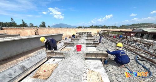 Công nhân chuẩn bị đúc những phiến dầm cầu tiếp theo. Ảnh: CÔNG TÚ - XUÂN SƠN