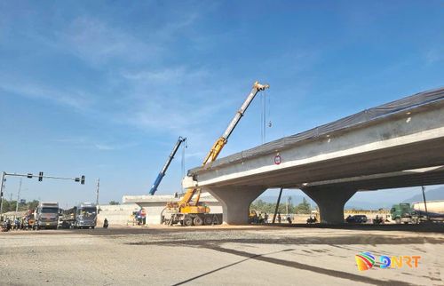 Bên phải cầu vượt cao tốc thuộc nút giao với cao tốc Hòa Liên - Túy Loan. Ảnh: CÔNG TÚ - XUÂN SƠN