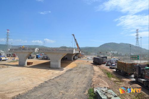 Khu vực bên trái của cầu vượt với cao tốc Đà Nẵng - Quảng Ngãi. Ảnh: CÔNG TÚ - XUÂN SƠN