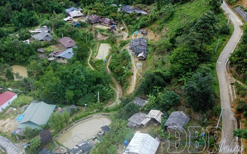 Bản Lồng nhìn từ trên cao.
