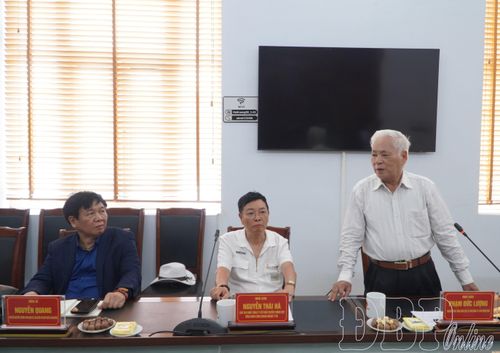 Đại diện Công ty Truyền thông Việt đồng hành cùng doanh nghiệp phát biểu tại buổi làm việc.