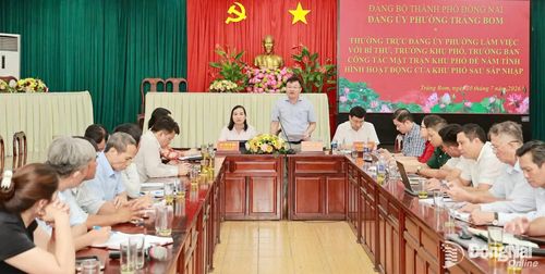 Thường trực Đảng ủy phường Trảng Bom làm việc với bí thư, trưởng khu phố, trưởng ban công tác Mặt trận các khu phố sau sắp xếp. Ảnh: Vũ Ninh