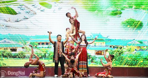 Nghệ sĩ, diễn viên Trung tâm Văn hóa - Điện ảnh Đồng Nai biểu diễn nghệ thuật phục vụ nhân dân trên địa bàn thành phố.