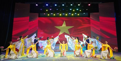 Nghệ sĩ, diễn viên Nhà hát Nghệ thuật Đồng Nai biểu diễn phục vụ nhân dân trên địa bàn thành phố. Ảnh: My Ny
