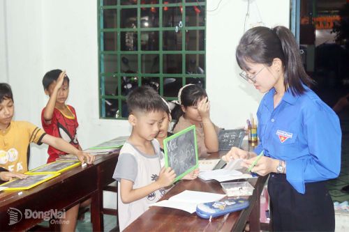 Các em thiếu nhi thích thú khi vừa được tham gia trải nghiệm vừa được tặng sticker để đổi quà tại Nhà Văn hóa khu phố An Hòa (phường Biên Hòa).