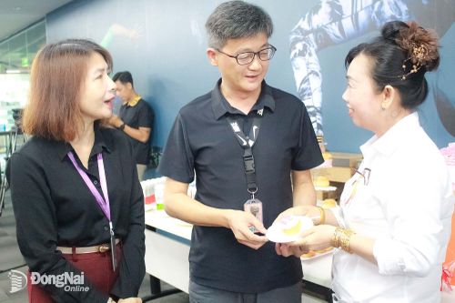 Đại diện Công ty TNHH Pou Sung Việt Nam (tại xã An Viễn) hỏi thăm người lao động tại buổi tiệc tri ân công nhân đến tuổi nghỉ hưu.