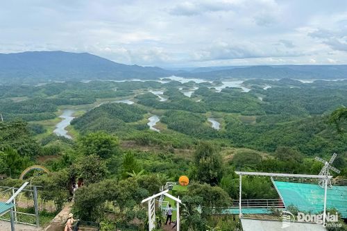 Một góc hồ Tà Đùng thuộc Công viên địa chất toàn cầu UNESCO Đắk Nông nhìn từ trên cao.