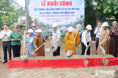 Ủy viên Ban Thường vụ Thành ủy, Trưởng ban Tuyên giáo và Dân vận Thành ủy Dương Minh Dũng và các đại biểu thực hiện nghi thức khởi công xây dựng cầu dân sinh tổ 10, ấp Mít Nài, xã La Ngà. Ảnh: ĐVCC