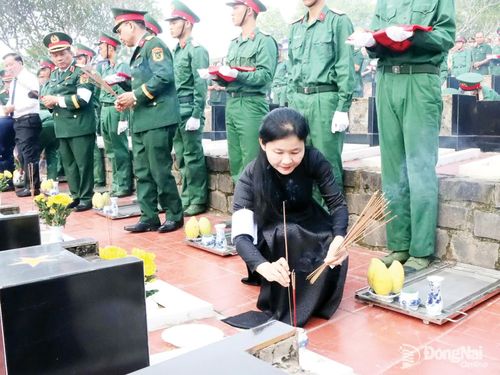 Ủy viên Trung ương Đảng, Phó Bí thư Thường trực Thành ủy, Chủ tịch HĐND thành phố Đồng Nai Tôn Ngọc Hạnh dâng hương tại phần mộ liệt sĩ ở Nghĩa trang liệt sĩ Bình Phước. Ảnh: Quang Minh