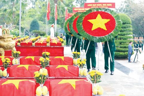 Ngày 11-7, Đồng Nai tổ chức trang trọng Lễ viếng, truy điệu và an táng hài cốt liệt sĩ quân tình nguyện và chuyên gia Việt Nam hy sinh ở Vương quốc Campuchia, tại Nghĩa trang liệt sĩ Bình Phước. Ảnh: Uyên Thư