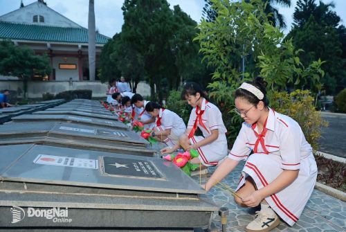 Các em thiếu nhi phường Trảng Bom tham gia thắp nến tri ân tại Nghĩa trang liệt sĩ Trảng Bom. Ảnh: ĐVCC