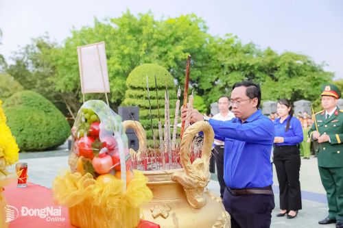 Thành ủy viên, Phó Chủ tịch Ủy ban MTTQ Việt Nam thành phố, Bí thư Thành đoàn Nguyễn Minh Kiên dâng hương tưởng nhớ các anh hùng liệt sĩ tại Nghĩa trang liệt sĩ Bình Phước. Ảnh: ĐVCC