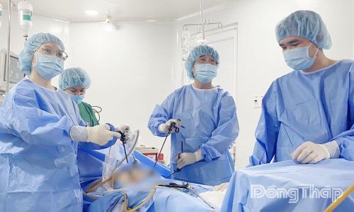 Các bác sĩ xử lý khối lạc nội mạc tử cung dính phức tạp ở vùng chậu. Ảnh: Bệnh viện Phương Châu Sa Đéc