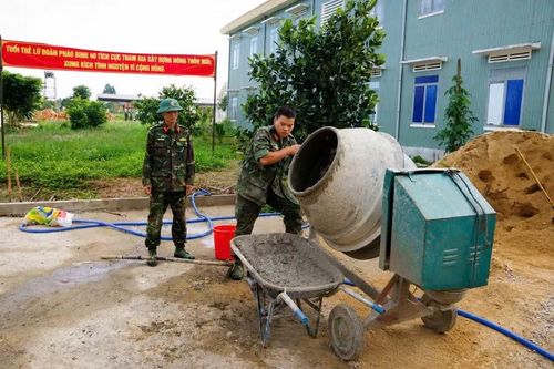  Cán bộ, chiến sĩ Lữ đoàn Pháo binh 40 hỗ trợ xây dựng nông thôn mới tại xã Ayun. Ảnh: ĐVCC 