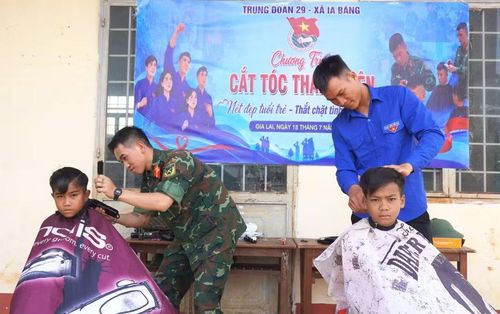  Chiến sĩ Trung đoàn Thông tin 29 (Quân đoàn 34) và đoàn viên xã Ia Băng cắt tóc miễn phí cho các em thiếu nhi. Ảnh: C.H 