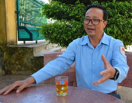 Thượng tá Hoàng Viết Ngọc kể về công việc đầy gian khó mà cũng vô cùng ý nghĩa của cán bộ, chiến sĩ Đội K52. Ảnh: P.D