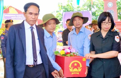 Thượng tá Hoàng Viết Ngọc (thứ 2 từ phải sang) trong lễ tiễn, bàn giao hài cốt liệt sĩ được Đội K52 tìm kiếm, quy tập trong mùa khô 2025 - 2026 để hồi hương về đất mẹ. Ảnh: NVCC