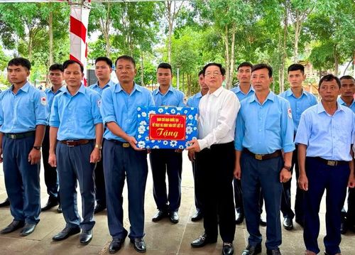 Phó Thủ tướng Chính phủ Hồ Quốc Dũng (hàng đầu, thứ 3 từ phải sang) tặng quà của Ban Chỉ đạo quốc gia 515 cho Đội K52 tại lễ viếng, truy điệu và an táng 18 hài cốt liệt sĩ quân tình nguyện và chuyên gia Việt Nam, tháng 6-2026. Trong ảnh, thượng tá Hoàng Viết Ngọc đứng hàng trước, thứ 2 từ phải sang. Ảnh: P.D