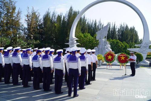 Bộ đội Hải quân dâng hương tri ân các anh hùng, liệt sĩ đã hy sinh trong cuộc chiến đấu bảo vệ chủ quyền biển, đảo ở Trường Sa năm 1988.