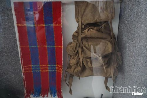 Ba lô và chiếc khăn của liệt sĩ Nguyễn Văn Thành đã sử dụng giai đoạn 1986 - 1988.