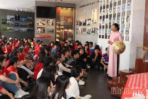 Đoàn viên, thanh niên nghe kể chuyện về sự hy sinh anh dũng của các chiến sĩ Gạc Ma.