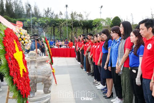 Cán bộ, giáo viên và học sinh Trường THPT Lê Quý Đôn (TP. Hồ Chí Minh) dâng hương tại Khu tưởng niệm chiến sĩ Gạc Ma.