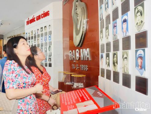 Đại biểu xúc động khi nhìn lại di ảnh của 64 liệt sĩ đã hy sinh trong trận chiến bảo vệ chủ quyền biển đảo ở Gạc Ma - Cô Lin- Len Đao.