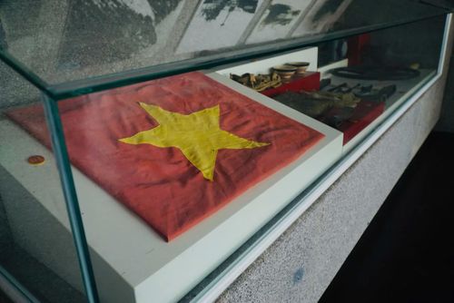 Cờ Tổ quốc mà liệt sĩ Trần Văn Phương và đồng đội đã anh dũng hy sinh bảo vệ trong sự kiện ngày 14-3-1988. Hiện vật gốc đang trưng bày tại Nhà truyền thống Bộ Tư lệnh Vùng 4 Hải quân.