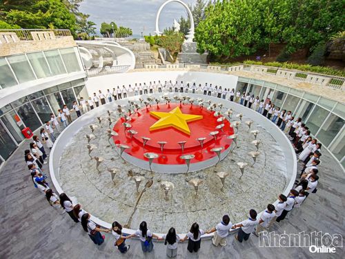 Đoàn thanh niên, sinh viên kiều bào tham gia Trại hè Việt Nam 2026 nắm tay thể hiện tình đoàn kết tại khu vực 64 bông hoa bất tử.