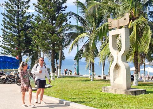 Tác phẩm điêu khắc được đặt ở khu vực công viên bờ biển phía đông đường Trần Phú góp phần tạo điểm nhấn cho không gian công cộng.