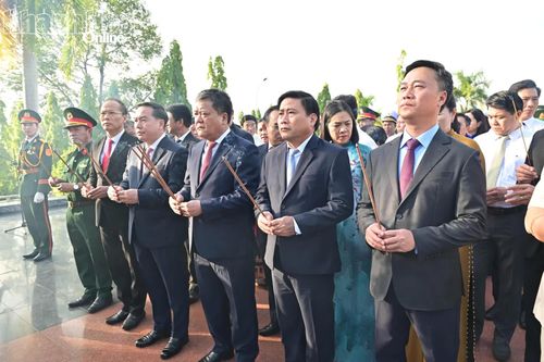 Các đồng chí Thường trực Tỉnh ủy và đại biểu dâng hương tưởng nhớ các anh hùng, liệt sĩ.