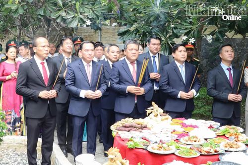 Các đồng chí Thường trực Tỉnh ủy và đại biểu dâng hương Khu mộ gió tại Khu tưởng niệm chiến sĩ Gạc Ma.