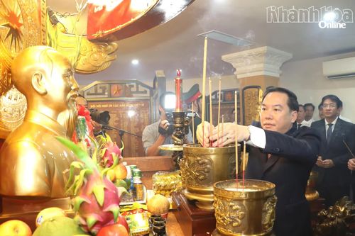 Đồng chí Hồ Xuân Trường dâng hương bàn thờ Bác Hồ tại Điện thờ Tháp Trầm Hương.