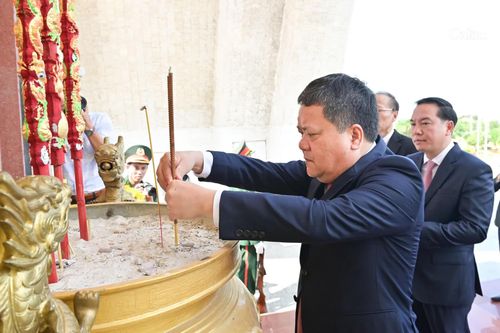 Đồng chí Trần Phong dâng hương tưởng nhớ các anh hùng, liệt sĩ tại Nghĩa trang liệt sĩ Ninh Thuận.