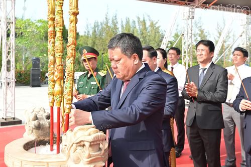 Đồng chí Trần Phong dâng hương tại Khu tưởng niệm chiến sĩ Gạc Ma.