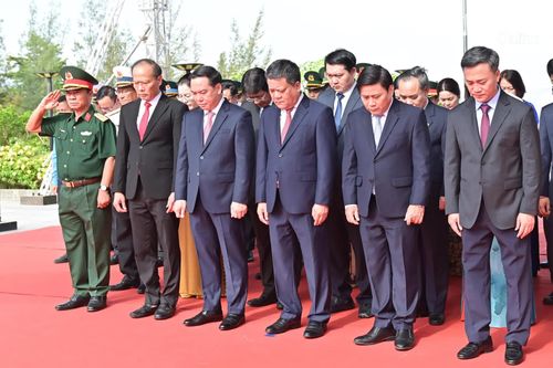 Các đồng chí Thường trực Tỉnh ủy và đại biểu dành phút mặc niệm tưởng nhớ các anh hùng, liệt sĩ tại Khu tưởng niệm chiến sĩ Gạc Ma.