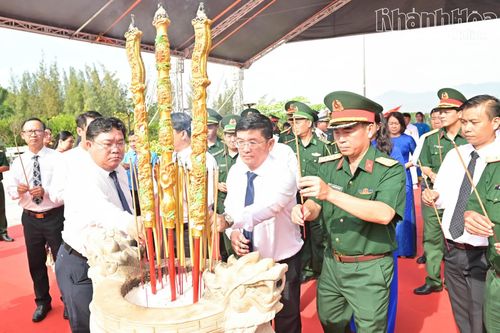 Các đại biểu dâng hương tại Khu tưởng niệm chiến sĩ Gạc Ma.