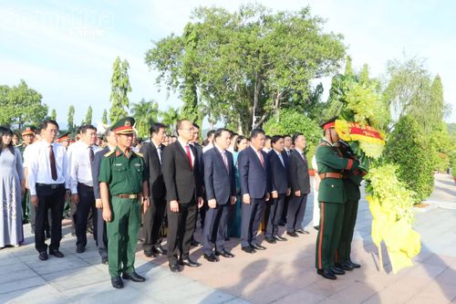 Bí thư Tỉnh ủy Trần Phong và các đại biểu dâng hoa tại Nghĩa trang liệt sĩ Hòn Dung.