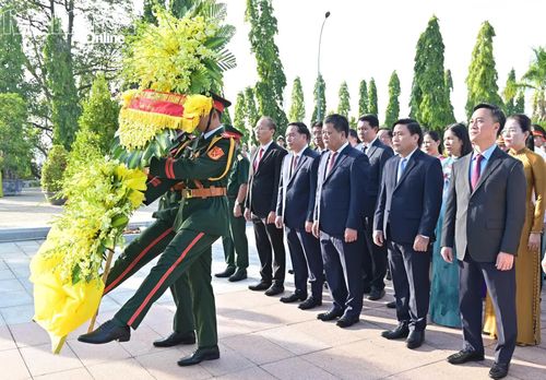 Bí thư Tỉnh ủy Trần Phong và các đại biểu dâng hoa tại Nghĩa trang liệt sĩ Hòn Dung.