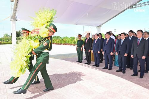 Bí thư Tỉnh ủy Trần Phong và các đại biểu dâng hoa tại Nghĩa trang liệt sĩ Ninh Thuận.