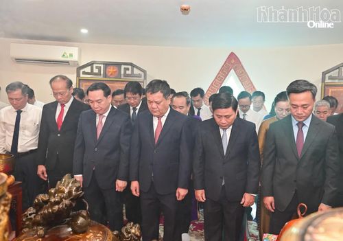 Các đồng chí Thường trực Tỉnh ủy và đại biểu dành phút mặc niệm tưởng nhớ công ơn Bác Hồ và các anh hùng, liệt sĩ.