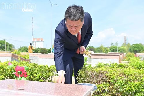 Đồng chí Trần Phong thắp hương tại phần mộ liệt sĩ trong Nghĩa trang liệt sĩ Ninh Thuận.