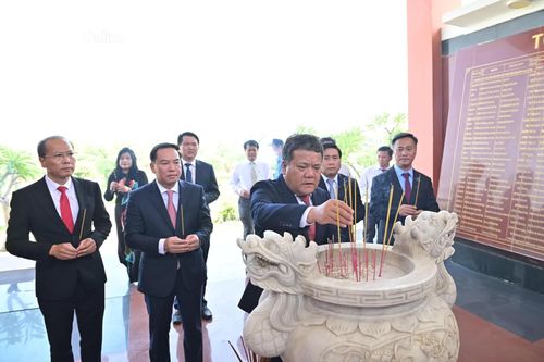 Các đồng chí Thường trực Tỉnh ủy dâng hương tại nhà bia tưởng niệm các anh hùng liệt sĩ trong Nghĩa trang liệt sĩ Ninh Thuận.