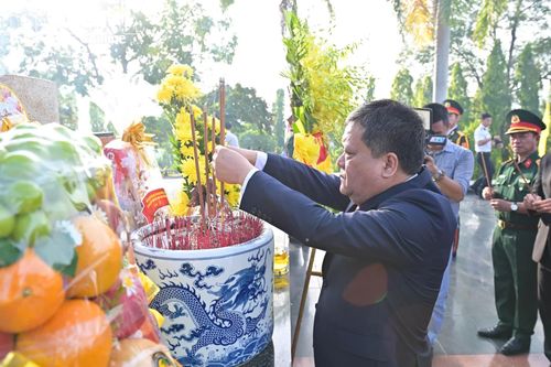 Bí thư Tỉnh ủy Trần Phong dâng hương tại Nghĩa trang liệt sĩ Hòn Dung.