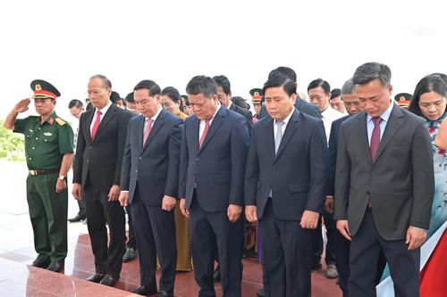Các đồng chí Thường trực Tỉnh ủy và đại biểu mặc niệm tưởng nhớ các anh hùng, liệt sĩ.